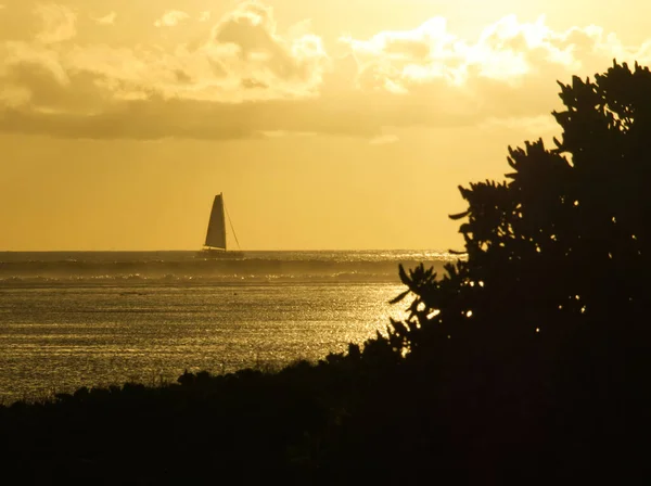 Segeln Jenseits Der Wellen Bei Sonnenuntergang Blick Von Der Küste — Stockfoto
