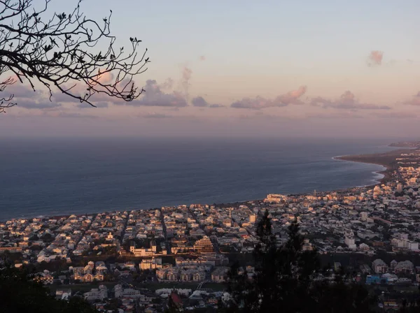 Reunion Adası 'nda gün batımında Saint Denis şehrine bakış açısı