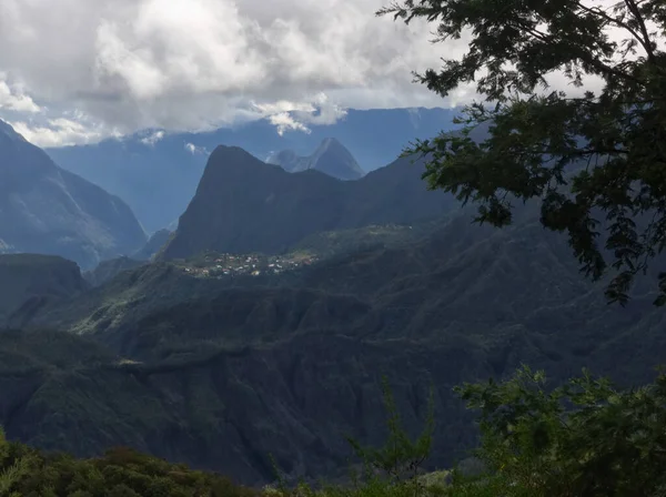 Scenic Uitkijkpunt Steile Toppen Fantastische Natuur Cilaos Onder Bewolkte Lucht — Stockfoto