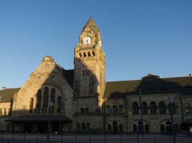 Koronavirüs ve gölge etkisi yüzünden Metz 'deki ünlü tren istasyonunun manzarası.