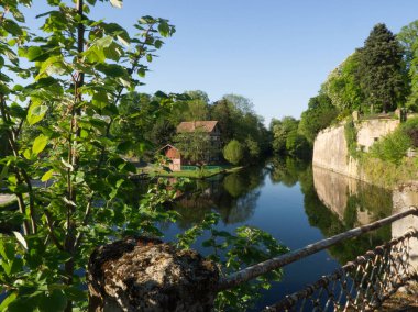 Metz 'deki geleneksel evle kanalın eksen görüntüsü, eski mimariyi keşfetmek.