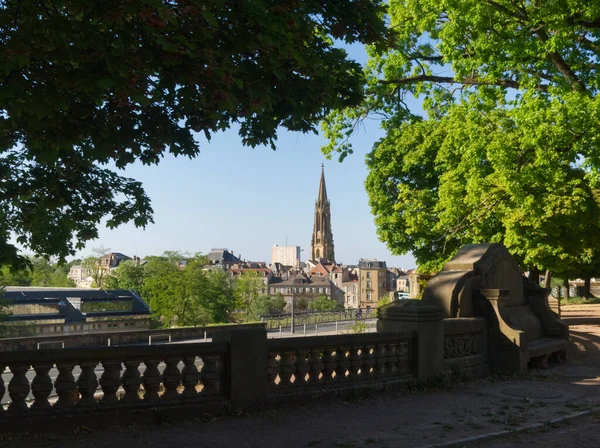 Cityscape Metz Jardin Boufflers Através Vegetação — Fotografia de Stock