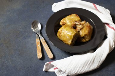 Sarma - geleneksel Balkan mutfağı. Et ve pirinçle lahana rulosu. Balkan mutfağı. Sırp mutfağı. Karanlık arka plan. Üst Manzara. Metin için boşluk