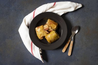 Sarma - geleneksel Balkan mutfağı. Et ve pirinçle lahana rulosu. Balkan mutfağı. Sırp mutfağı. Karanlık arka plan. Üst Manzara. Metin için boşluk