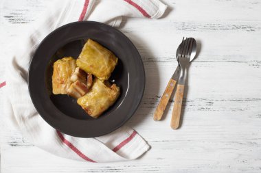 Sarma - geleneksel Balkan mutfağı. Et ve pirinçle lahana rulosu. Balkan mutfağı. Sırp mutfağı. Hafif ahşap zemin. Üst Manzara. Metin için boşluk