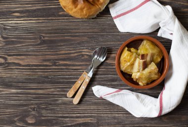 Sarma - geleneksel Balkan mutfağı. Et ve pirinçle lahana rulosu. Balkan mutfağı. Sırp mutfağı. Koyu ahşap arka plan. Üst Manzara. Metin için boşluk