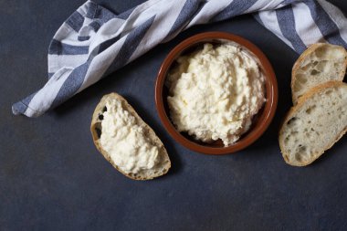 Kajmak veya Kaymak. Geleneksel ev yapımı beyaz peynir. Kajmak 'lı sandviç. Balkan mutfağı. Sırp mutfağı. Karanlık arka plan. Üst Manzara. Metin için boşluk