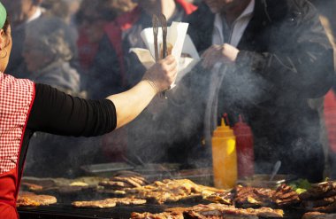 Balkan ızgarası. B-B-Q. Rostilj, Balkan mutfağı. Sokak yemeği. Yemek festivali