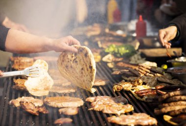Balkan ızgarası. B-B-Q. Rostilj, Balkan mutfağı. Sokak yemeği. Yemek festivali