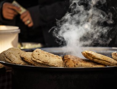Pita, Bazlama, Somun ekmeği. Taze pita ekmeği yapma süreci. Sokak yemeği. Yemek festivali. 