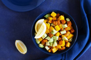 Mangolu salata, avokado ve tatlı patates. Paleo diyeti. Pegan diyeti. Vejetaryen yemeği.. 