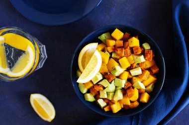 Mangolu salata, avokado ve tatlı patates. Paleo diyeti. Pegan diyeti. Vejetaryen yemeği.. 