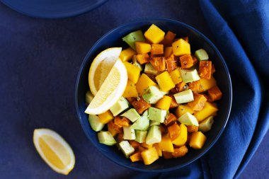 Mangolu salata, avokado ve tatlı patates. Paleo diyeti. Pegan diyeti. Vejetaryen yemeği.. 