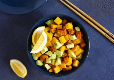 Mangolu salata, avokado ve tatlı patates. Paleo diyeti. Pegan diyeti. Vejetaryen yemeği.. 