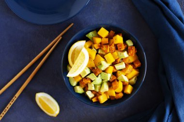 Mangolu salata, avokado ve tatlı patates. Paleo diyeti. Pegan diyeti. Vejetaryen yemeği.. 