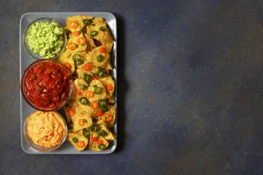 Meksika usulü mısır cipsi jalapeno, guacamole, peynir sosu ve salsa soslu cips.