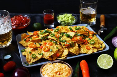 Meksika usulü mısır cipsi jalapeno, guacamole, peynir sosu ve salsa soslu cips.