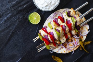 Geleneksel Yunan usulü ızgara tavuk Souvlaki ve Tzatziki sosu ve Pita ekmeği.