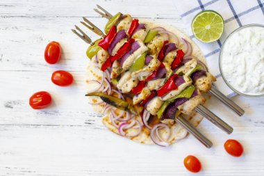 Geleneksel Yunan usulü ızgara tavuk Souvlaki ve Tzatziki sosu ve Pita ekmeği.