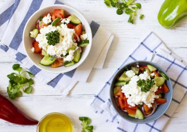 Geleneksel taze sebze ve peynirli dükkan salatası. Geleneksel Balkan, Sırp, Bulgar, Makedon mutfağı. Yakın çekim görünümü
