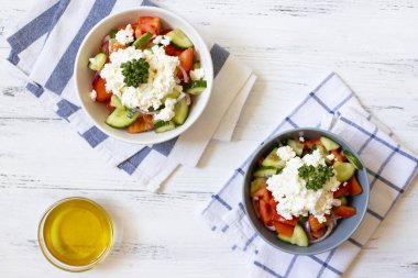 Geleneksel taze sebze ve peynirli dükkan salatası. Geleneksel Balkan, Sırp, Bulgar, Makedon mutfağı. Yakın çekim görünümü