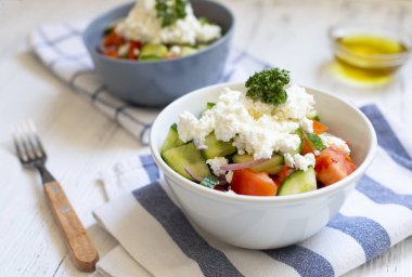 Geleneksel taze sebze ve peynirli dükkan salatası. Geleneksel Balkan, Sırp, Bulgar, Makedon mutfağı. Yakın çekim görünümü
