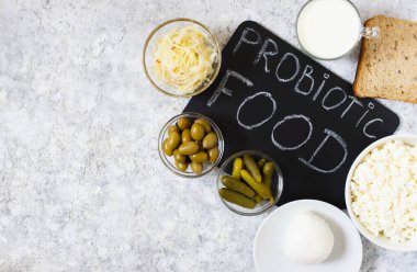 Sağlıklı probiyotik mayalanmış gıdaların çeşitliliği. Hafif arkaplan. Üst görünüm