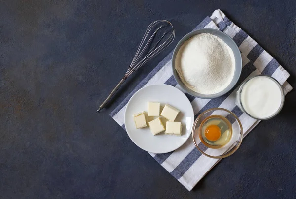 Zutaten Für Crêpes Und Pfannkuchen Auf Dunklem Hintergrund Mehl Milch — Stockfoto