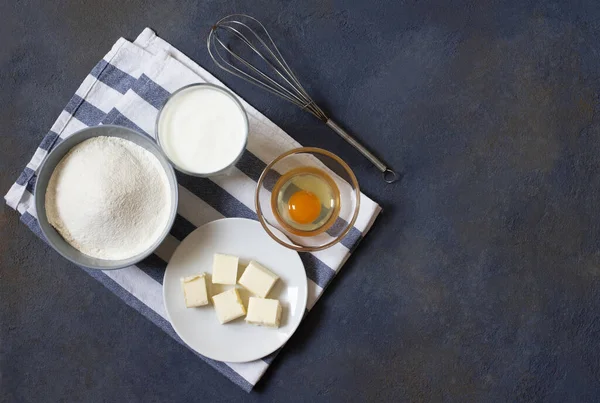 Zutaten Für Crêpes Und Pfannkuchen Auf Dunklem Hintergrund Mehl Milch — Stockfoto