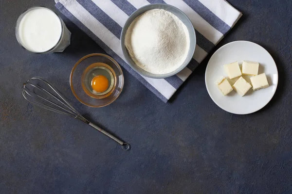 Zutaten Für Crêpes Und Pfannkuchen Auf Dunklem Hintergrund Mehl Milch — Stockfoto