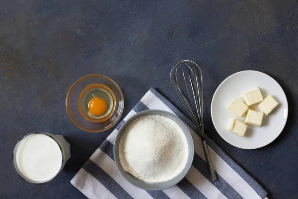 Zutaten Für Crêpes Und Pfannkuchen Auf Dunklem Hintergrund Mehl Milch — Stockfoto