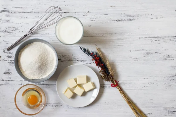 Zutaten Für Crêpes Und Pfannkuchen Auf Weißem Holzgrund Mehl Milch — Stockfoto