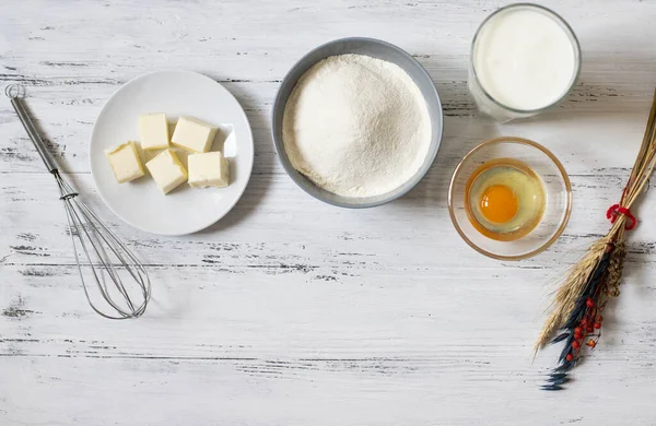Zutaten Für Crêpes Und Pfannkuchen Auf Weißem Holzgrund Mehl Milch — Stockfoto