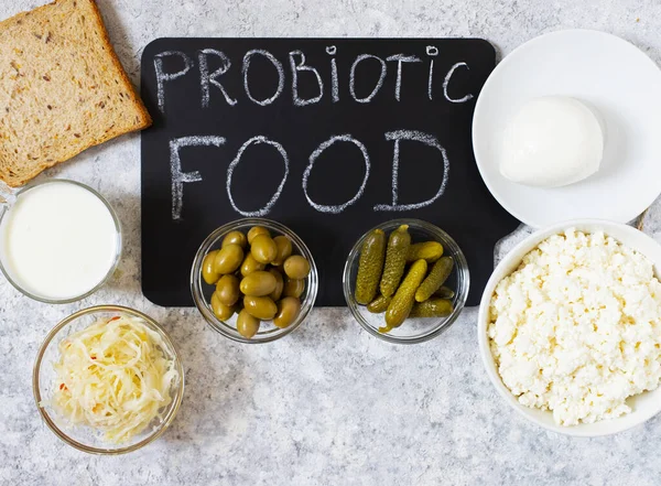 Sağlıklı probiyotik mayalanmış gıdaların çeşitliliği. Hafif arkaplan. Üst görünüm