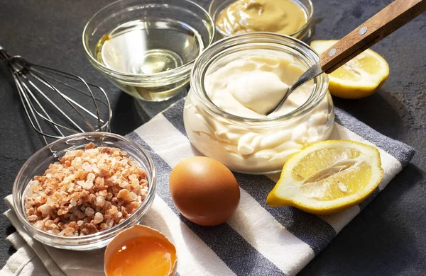 Mayonnaise Sauce Und Zutaten Für Frische Hausgemachte Mayonnaise Dunkler Hintergrund — Stockfoto