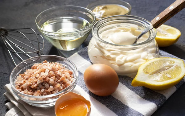 Mayonnaise Sauce Und Zutaten Für Frische Hausgemachte Mayonnaise Dunkler Hintergrund — Stockfoto