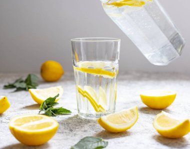 Limonlu, naneli ve buzlu su. Yakın plan..