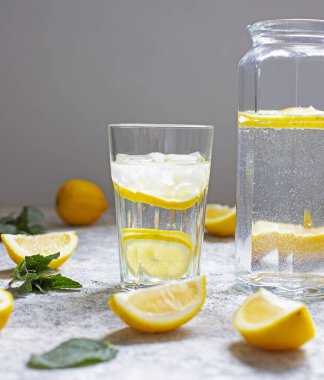 Limonlu, naneli ve buzlu su. Yakın plan..