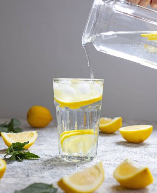 Limonlu, naneli ve buzlu su. Yakın plan..