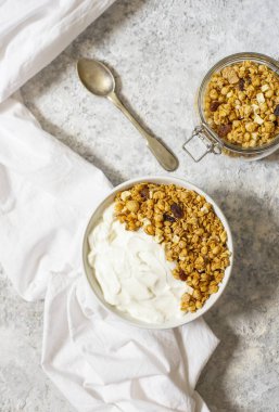 Masanın arka planında ev yapımı tahıl gevreğinin yakın plan görüntüsü. Sağlıklı bir kahvaltı için malzemeler.