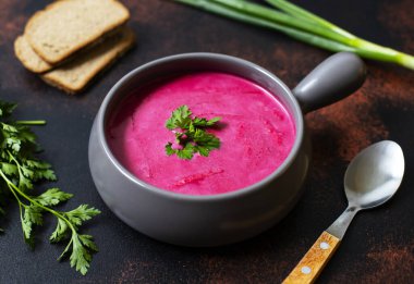Soğuk Kremalı Pancar Çorbası, Pancar Gazpacho Ekmek ve Taze Bitkilerle servis edilen bir köy Clay Bowl 'u. Kırsal arka plan. Vejetaryen, Temiz Yemek Konsepti. Uzayı kopyala Kapat.