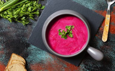 Soğuk Kremalı Pancar Çorbası, Pancar Gazpacho Ekmek ve Taze Bitkilerle servis edilen bir köy Clay Bowl 'u. Kırsal arka plan. Vejetaryen, Temiz Yemek Konsepti. Uzayı kopyala Kapat.