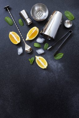 Kokteyl karıştırıcı ve bar aletleri. Soğuk bir alkollü kokteyl için gerekli malzemeler. Mojito kokteyli. Limon, nane, buz, rom. Üst görünüm