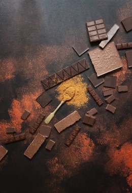 Çikolata ve kakao tozunun değişik çeşitleri. Yakın plan. Metin için boşluk.