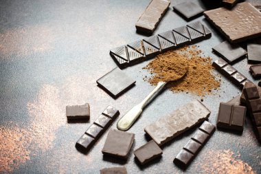 Çikolata ve kakao tozunun değişik çeşitleri. Yakın plan. Metin için boşluk.