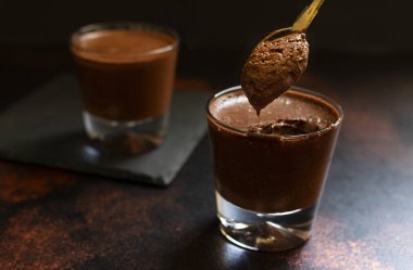 Lezzetli çikolatalı ganache. Sıcak çikolata. Koyu kırsal eski bir arka plan. Yakın plan. Metin için boşluk.