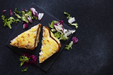 Jambonlu, peynirli ve beşamel soslu sandviç. Geleneksel Fransız kroket-mösyö sandviçi. Yakın plan..