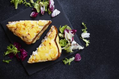 Jambonlu, peynirli ve beşamel soslu sandviç. Geleneksel Fransız kroket-mösyö sandviçi. Yakın plan..