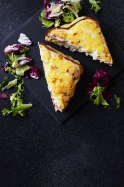 Jambonlu, peynirli ve beşamel soslu sandviç. Geleneksel Fransız kroket-mösyö sandviçi. Yakın plan..