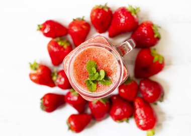 Çilekli smoothie ya da kavanozda buzlu çilek. Ferahlatıcı bir yaz içkisi. Yakın çekim görüntüsü. Boşluğu kopyala